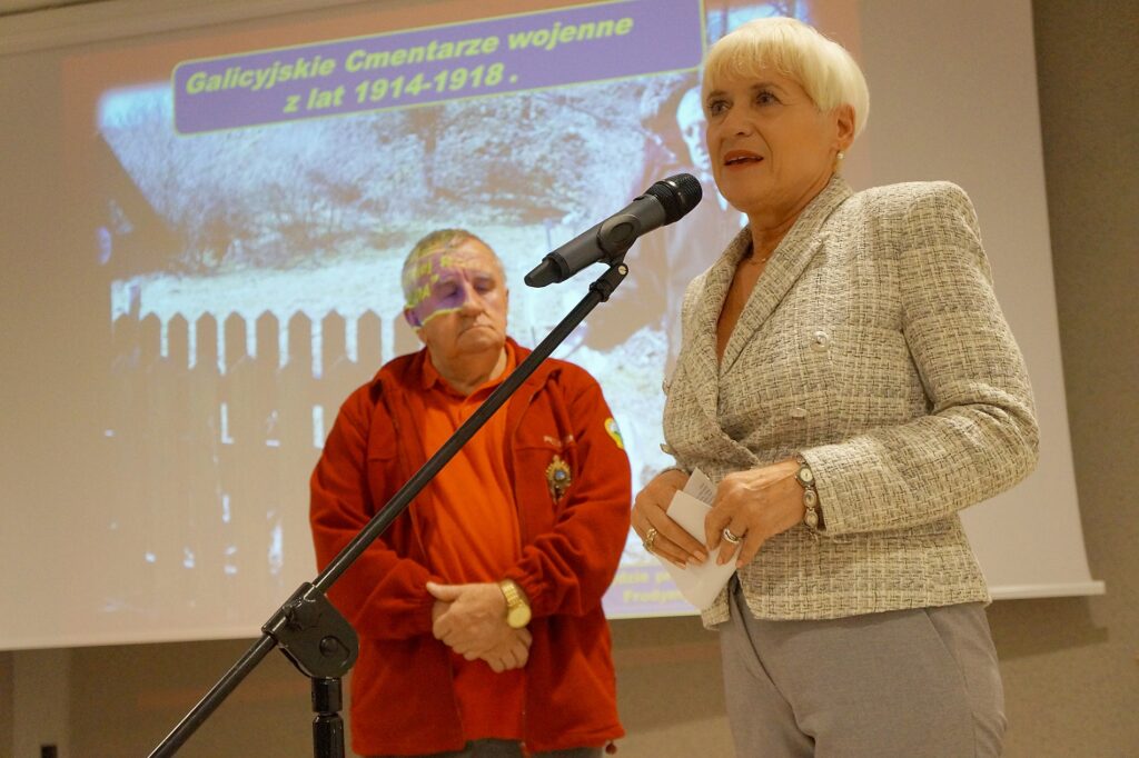 Dwie osoby: Roman Frodyma, gość 126. Studni Kulturalnej Jasielskiego Domu Kultury i Helena Gołębiowska, zastępca dyrektora Jasielskiego Domu Kultury. Pani dyrektor wita wszystkich, którzy przybyli na spotkanie z przewodnikiem beskidzkim.