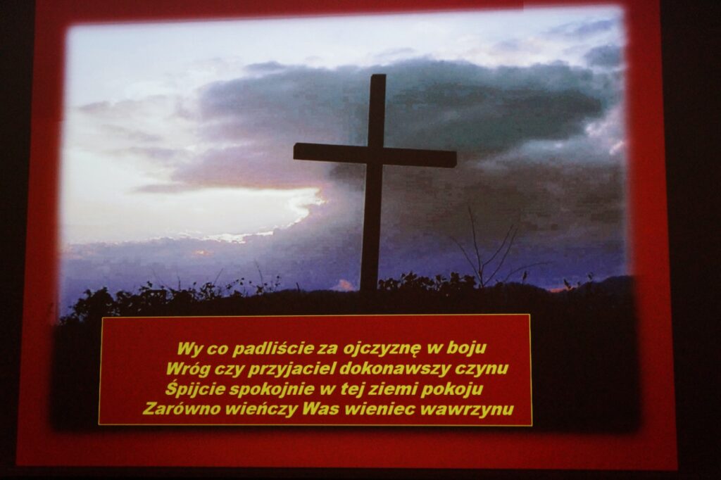 Jeden ze slajdów z tekstem: Wy co padliście za ojczyznę w boju
Wróg czy przyjaciel dokonawszy czynu
Śpijcie spokojnie w tej ziemi pokoju
Zarówno wieńczy Was wieniec wawrzynu.