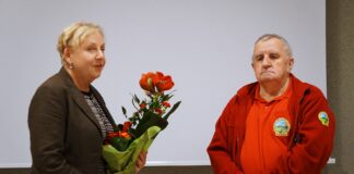 Hołd dla tradycji i pamięci Dwie osoby: Roman Frodyma, gość 126. Studni Kulturalnej Jasielskiego Domu Kultury i pani Ela Ruszała, pracownica Jasielskiego Domu Kultury. Pani Ela składa podziękowania za przygotowaną prelekcję i wręcza kwiaty.