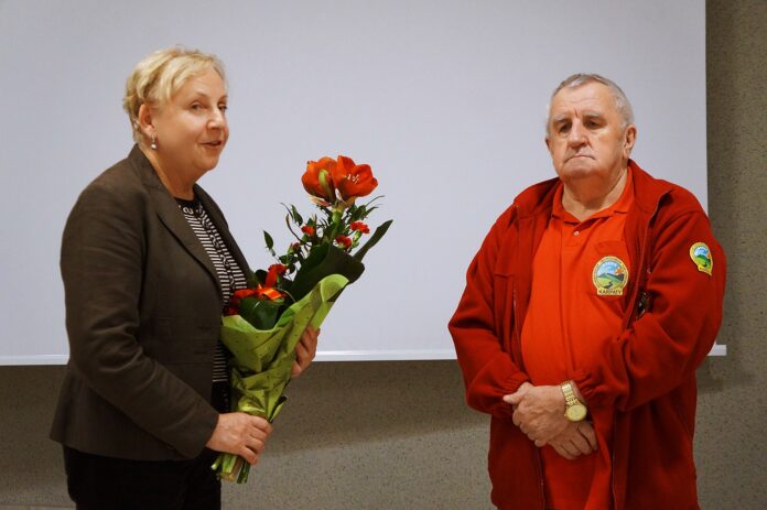 DSC07396 Dwie osoby: Roman Frodyma, gość 126. Studni Kulturalnej Jasielskiego Domu Kultury i pani Ela Ruszała, pracownica Jasielskiego Domu Kultury. Pani Ela składa podziękowania za przygotowaną prelekcję i wręcza kwiaty.