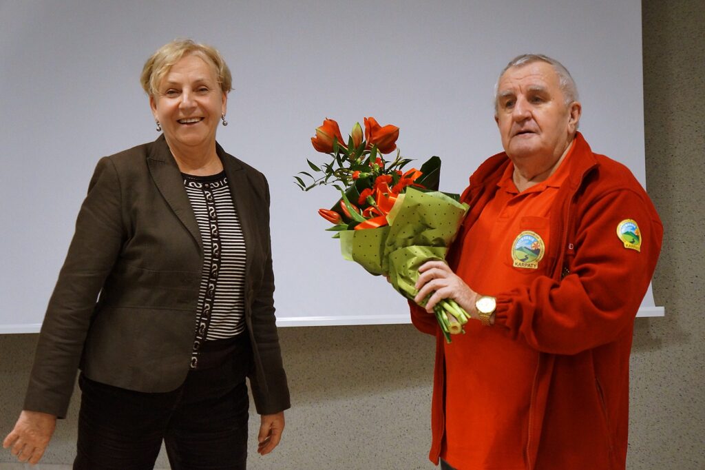 Dwie osoby: Roman Frodyma, gość 126. Studni Kulturalnej Jasielskiego Domu Kultury i pani Ela Ruszała, pracownica Jasielskiego Domu Kultury. Pani Ela składa podziękowania za przygotowaną prelekcję.