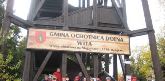 Grupa turystów przy wieży widokowej na szczycie Magurek.