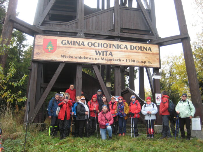 Grupa turystów przy wieży widokowej na szczycie Magurek.
