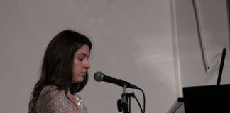 Trzecia nagroda dla Karoliny Polak w Kielcach Obraz zawiera: Karolina Polak akompaniuje sobie na fortepianie podczas występu wokalnego.