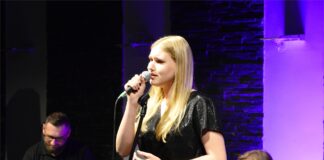 Laura Gondek nagrodzona we Wrocławiu Obraz zawiera: Młoda blondynka śpiewa do trzymanego w prawej ręce mikrofonu.
