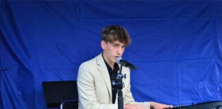 Mikołaj Majda laureatem II nagrody w Gdyni Obraz zawiera: Na plenerowej scenie Jasielskiego Domu Kultury, siedzi przed instrumentami klawiszowymi i gra na nich oraz śpiewa do stojącego przed nim na statywie mikrofonu - Mikołaj Majda, wokalista JDK, podopieczny trenerki wokalnej Ewy Grzebień.