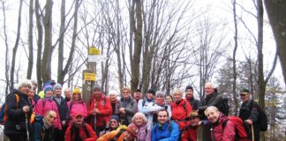 Grupa turystów na szczycie Trohańca.