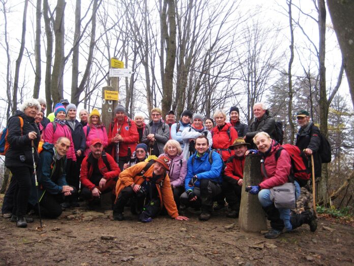 Pasmo Otrytu - grupa na szczycie Trohańca Grupa turystów na szczycie Trohańca.