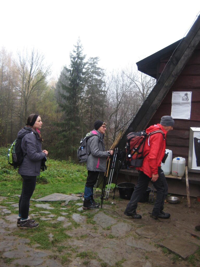 Turyści przy wejściu do Chatki Socjologa.