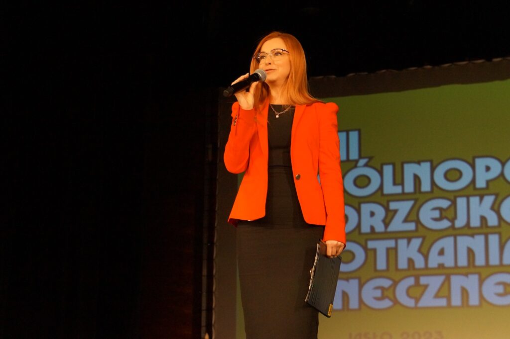 Pełniąca obowiązki dyrektora Jasielskiego Domu Kultury - Elwira Musiałowicz-Czech wita ze sceny wszystkich tancerzy.