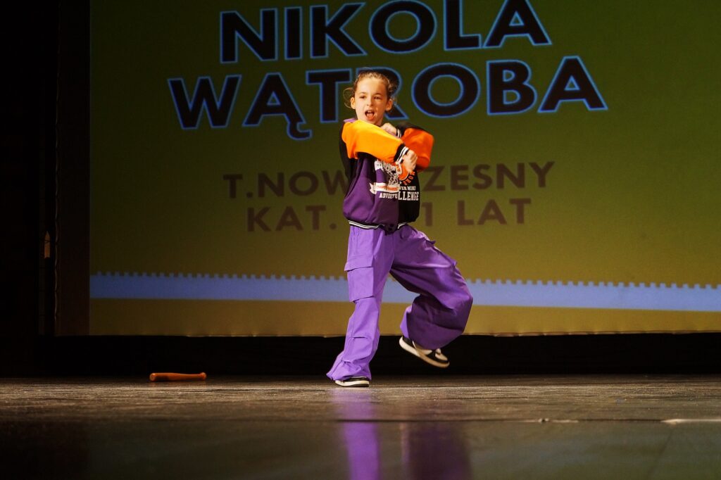 Nikola Wątroba wykonuje swój układ choreograficzny na scenie.