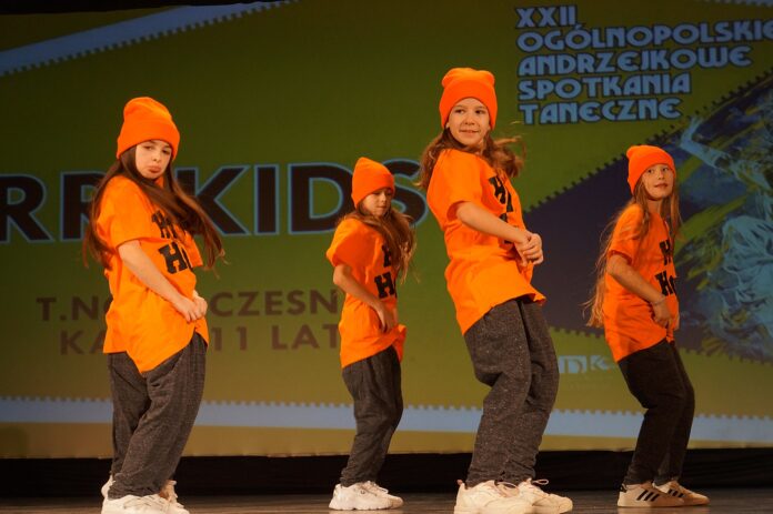 Grupa RR Kids tańczy na scenie