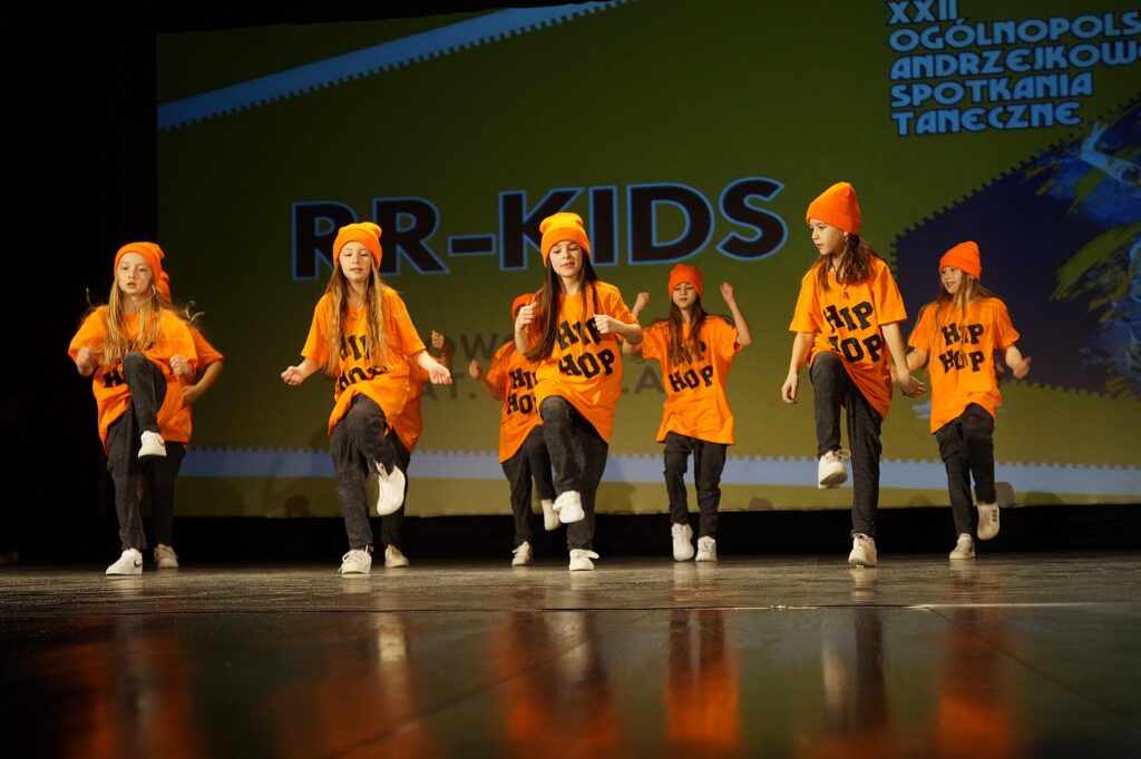 Grupa RR Kids wykonuje swój układ choreograficzny na scenie.