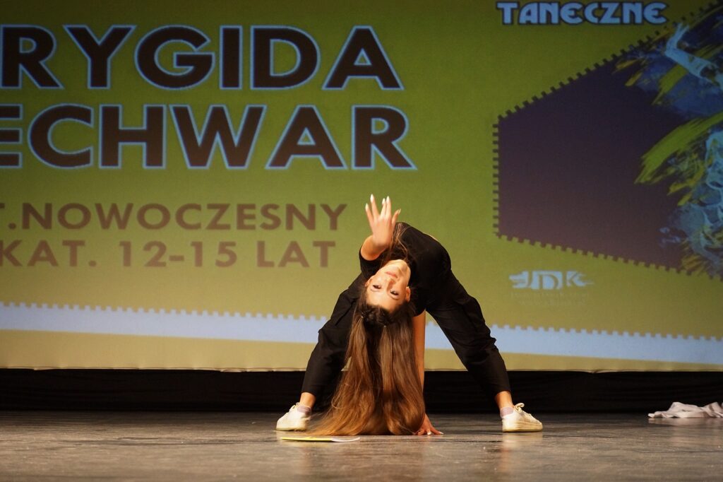 Młoda tancerka wykonuje swój układ choreograficzny na scenie.