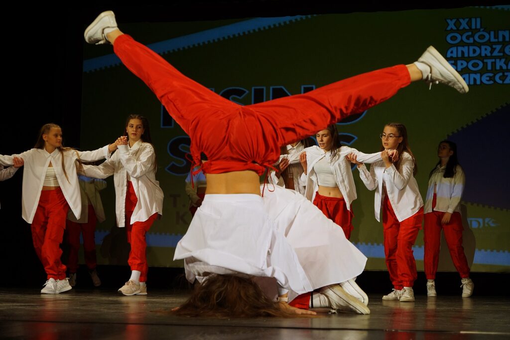 Grupa taneczna wykonuje swój układ choreograficzny.