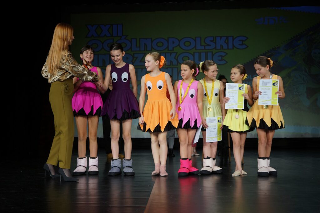 Pełniąca obowiązki dyrektora Jasielskiego Domu Kultury - Elwira Musiałowicz - Czech, wręcza nagrody młodym tancerzom.