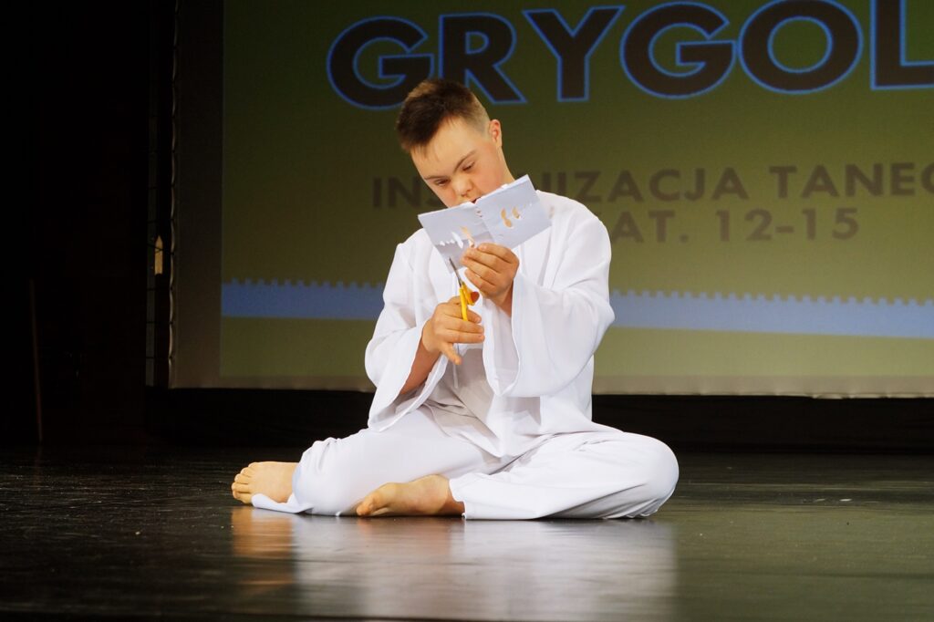 Młody chłopiec wykonuje swój układ taneczny.