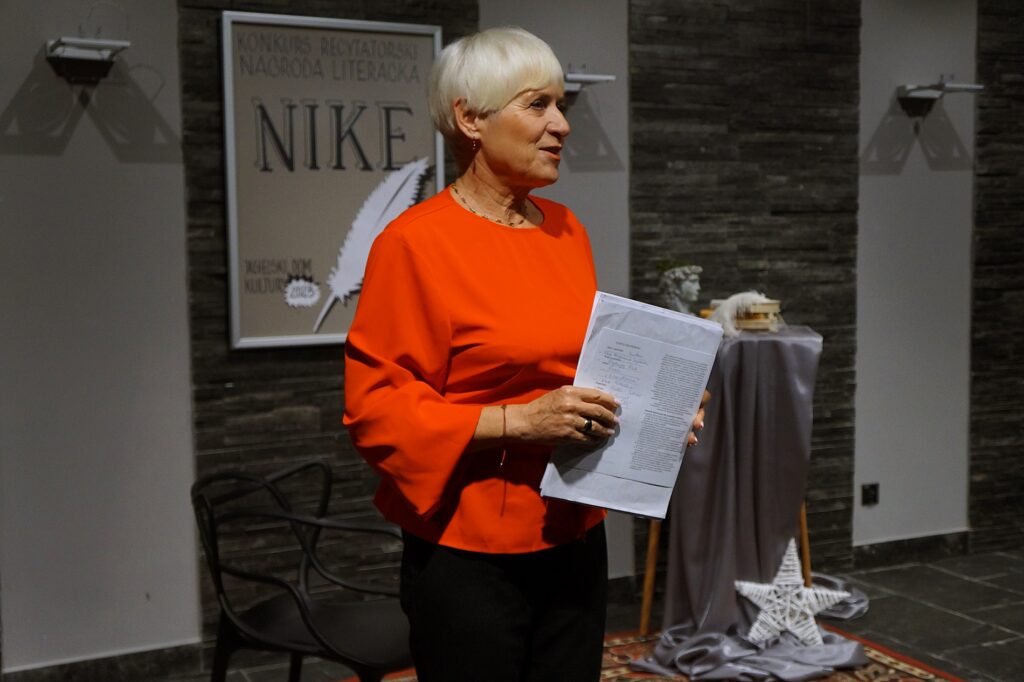Helena Gołębiowska, wicedyrektor Jasielskiego Domu Kultury wita wszystkich uczestników konkursu.