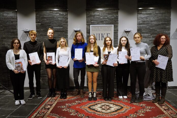 DSC08261 Uczestnicy tegorocznej edycji konkursowej pozują wspólnie do zdjęcia.
