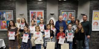 Konkurs plastyczny rozstrzygnięty Laureaci i uczestnicy tegorocznego konkursu plastycznego, pozują do wspólnego zdjęcia.