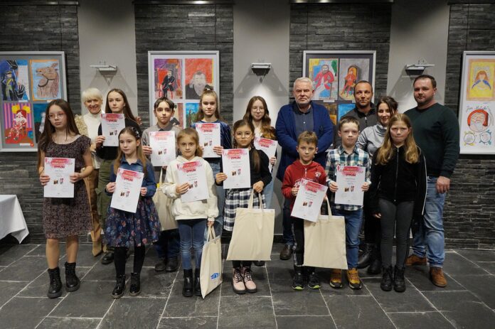 Laureaci i uczestnicy tegorocznego konkursu plastycznego, pozują do wspólnego zdjęcia.