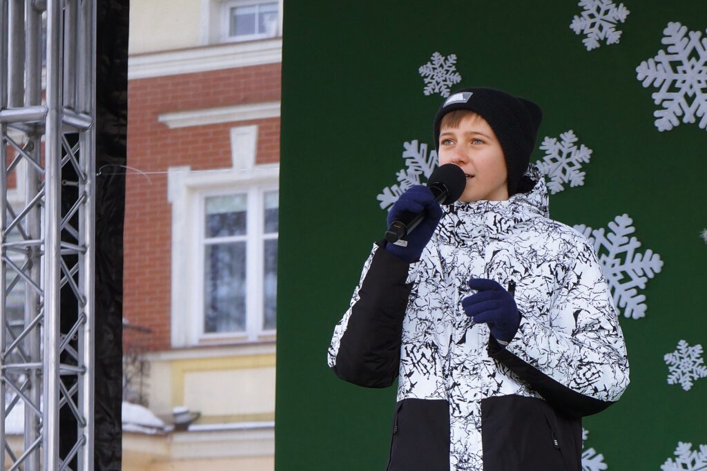 Na scenie stoi młody chłopak, solista Jasielskiego Domu Kultury. W dłoni trzyma mikrofon i śpiewa świąteczną piosenkę.