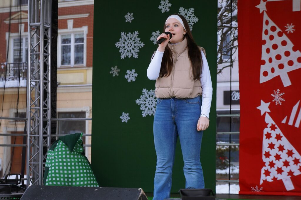 Młoda solistka Jasielskiego Domu Kultury śpiewa na scenie.