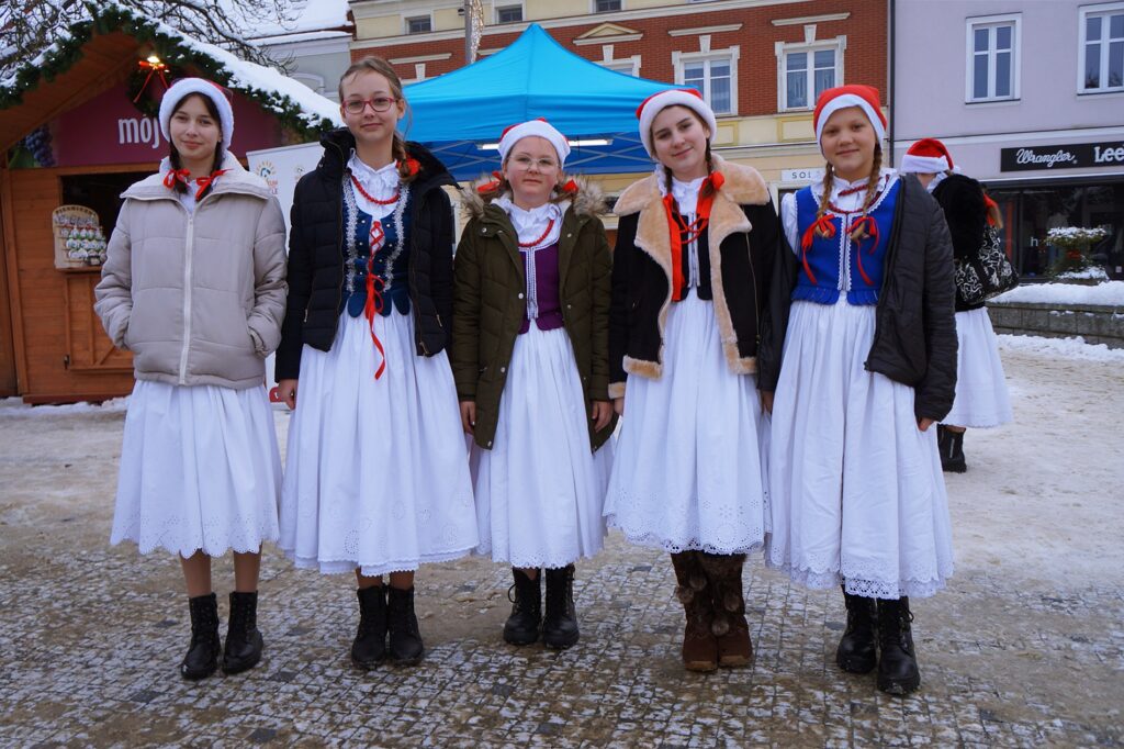 Grupa dziewcząt na płycie jasielskiego rynku.