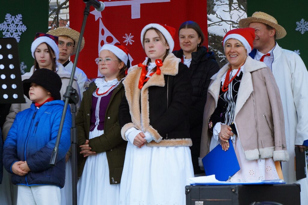 Występ zespołu Pieśni i Tańca Jaślanie i Mali Jaślanie.