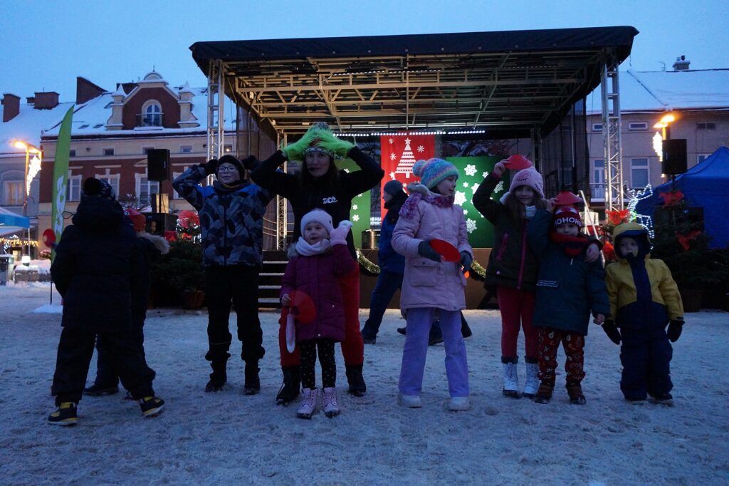 Animatorka zabawia dzieci na płycie jasielskiego rynku.