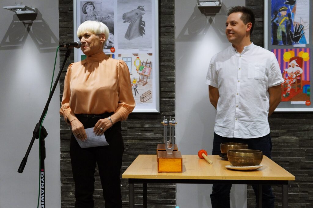 Wicedyrektor Jasielskiego Domu Kultury Helena Gołębiowska wita Piotra Larysza i przybyłych gości.