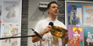 Muzykoterapia, czyli sposób na relaks i zdrowie Piotr Larysz, gość 127. Studni Kulturalnej Jasielskiego Domu Kultury prezentuje grę na misie tybetańskiej.