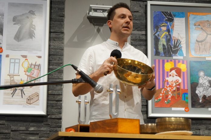 DSC08864 Piotr Larysz, gość 127. Studni Kulturalnej Jasielskiego Domu Kultury prezentuje grę na misie tybetańskiej.