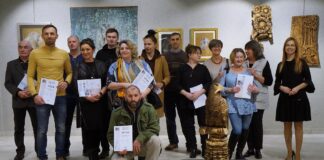 Jasielskie Biennale Sztuki rozstrzygnięte Laureaci tegorocznej edycji konkursowej pozują do wspólnego zdjęcia.