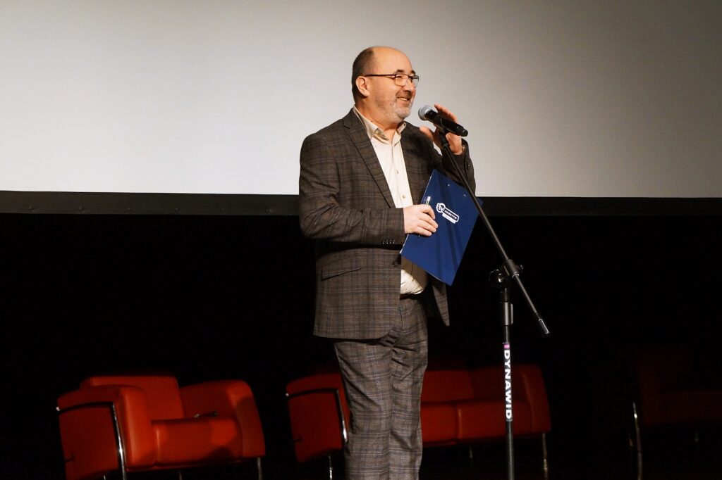 Bogdan Miszczak, producent filmu wita wszystkich przybyłych gości.