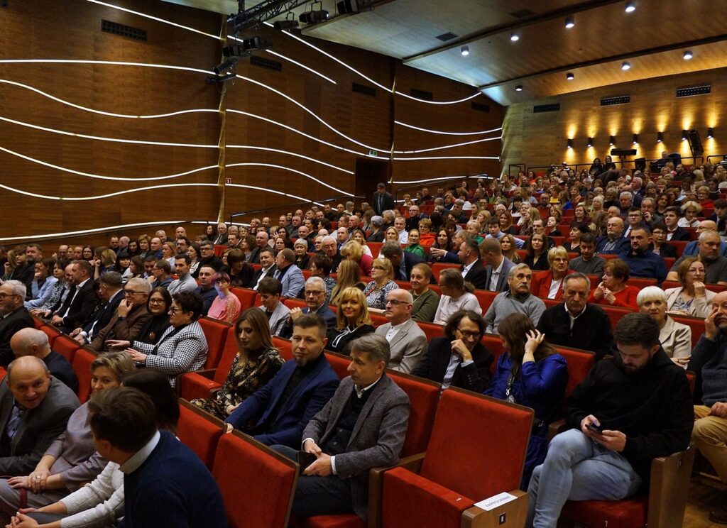 Publiczność zasiadająca w sali widowiskowej Jasielskiego Domu Kultury.