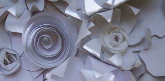 Białe kwiaty zdobiące choinkę.