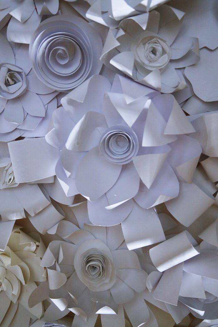 Białe kwiaty zdobiące choinkę.