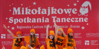 RR KIDS na mikołajkowym podium Grupa RR Kids pozuje do wspólnego zdjęcia.