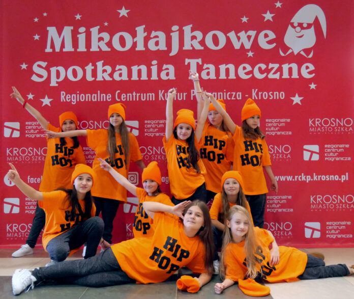 RR 01 Grupa RR Kids pozuje do wspólnego zdjęcia.