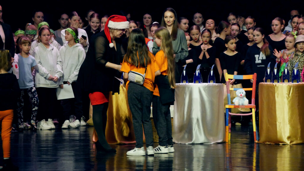 Dziewczyny z zespołu RR Kids, odbierają nagrody i gratulacje.