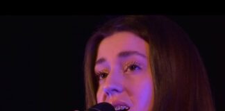 Finał „Sacrum w Literaturze”- I nagroda dla Karoliny Polak Obraz zawiera: Karolina Polak śpiewa do mikrofonu, trzymanego w prawej ręce.