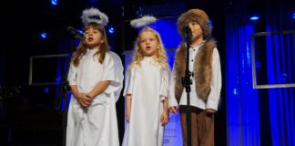 Znamy laureatów konkursu „Na nutę kantyczek” – Kolędy Podkarpacia Dwie dziewczynki i chłopiec na scenie, śpiewają kolędę. Chłopiec przebrany jest za pastuszka natomiast dziewczynki za aniołki.