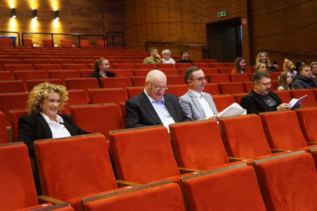 Jury w składzie: Joanna Trzepiecińska, aktorka filmowa, serialowa i telewizyjna, Bogdan Hołownia, pianista jazzowy, Józef Trojan, multiinstrumentalista, zdobywca złotych skrzypiec i Sławomir Gołębiowski, miłośnik folkloru, choreograf, główny specjalista do spraw imprez masowych Jasielskiego Domu Kultury.
