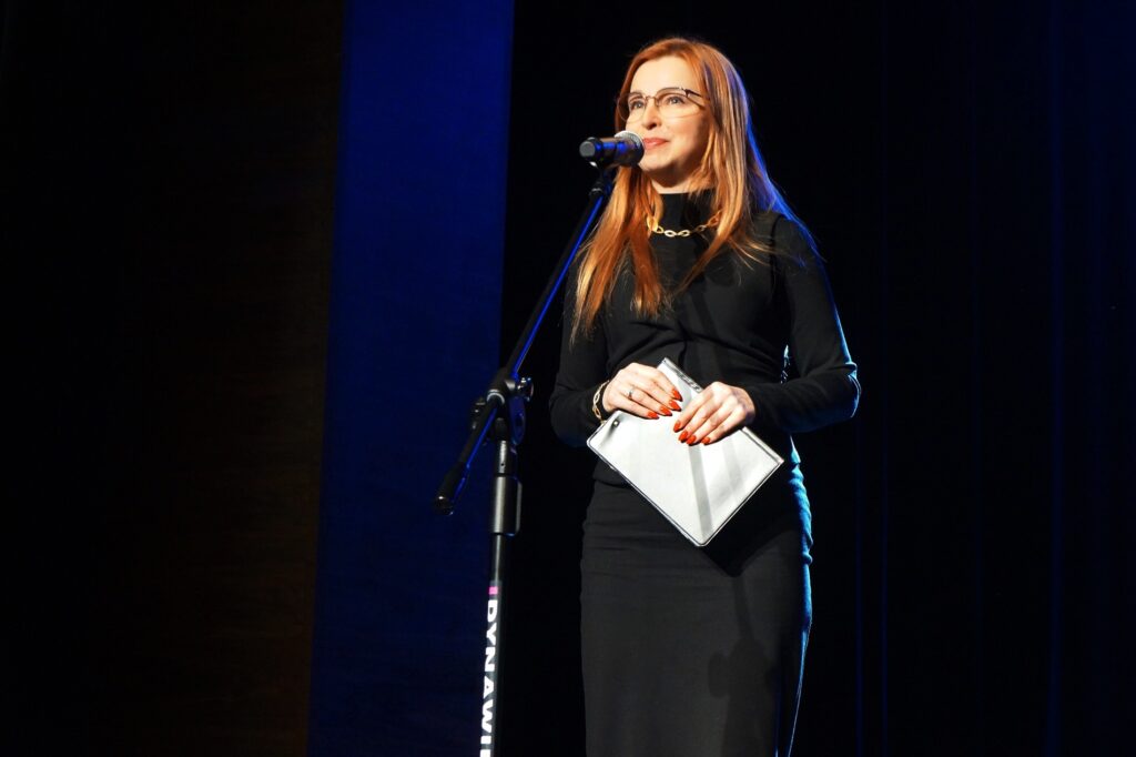 Elwira Musiałowicz-Czech, dyrektor Jasielskiego Domu Kultury wita wszystkich przybyłych gości.