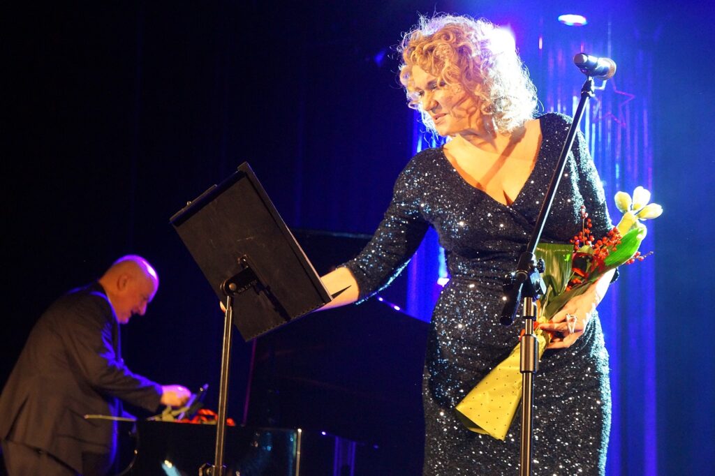 Joanna Trzepiecińska na scenie Jasielskiego Domu Kultury.