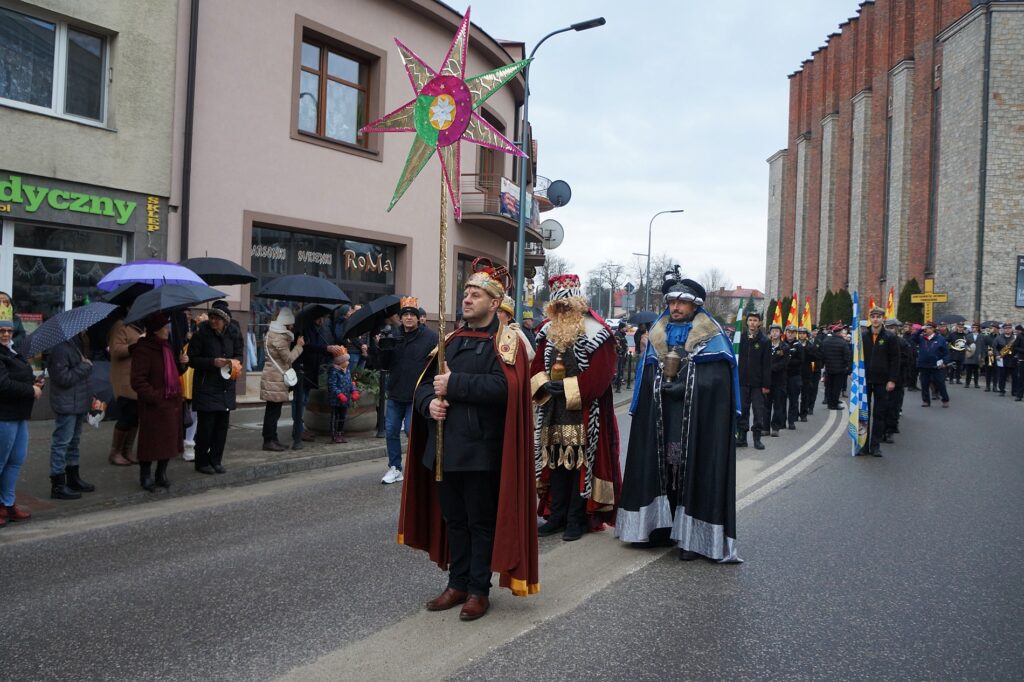 Orszak Trzech Króli wyrusza spod kościoła ojców franciszkanów w Jaśle.