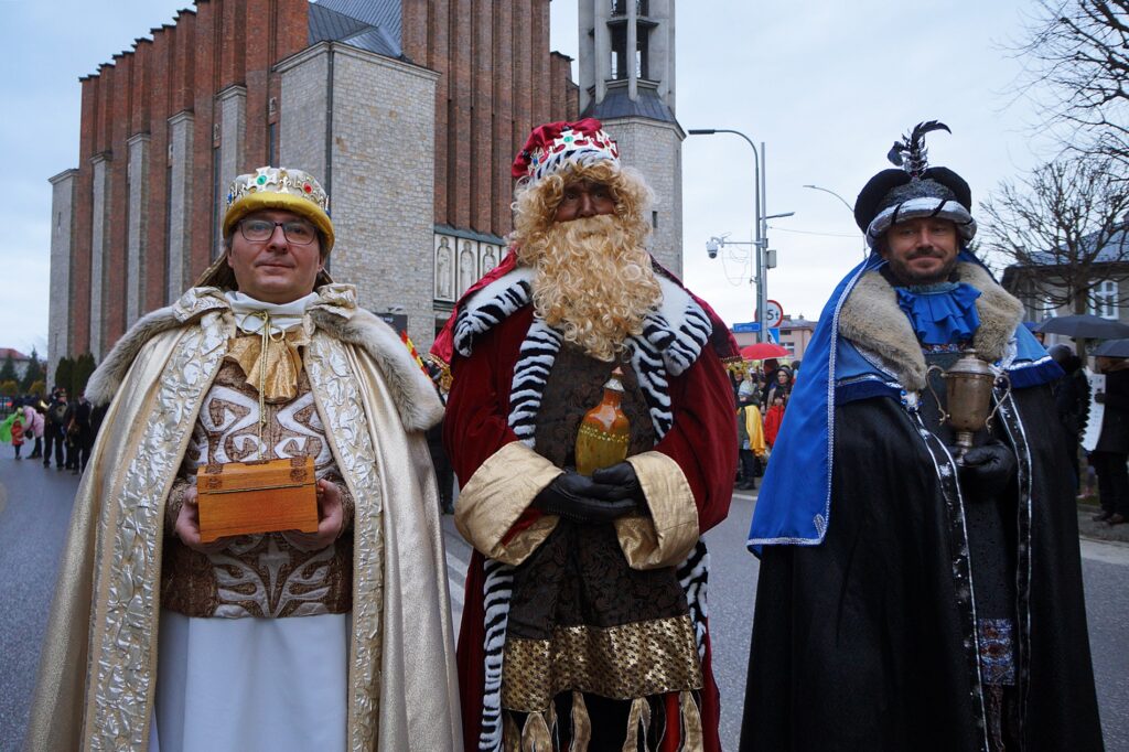 Trzej Królowie idą ulicami Jasła w stronę kościoła Farnego.