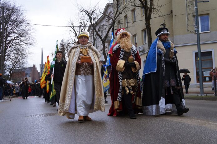 DSC00336 Trzej Królowie idą ulicami miasta Jasła.