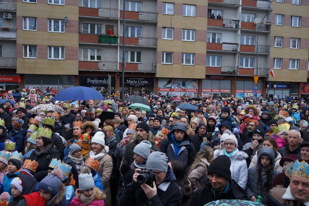 Tłum mieszkańców miasta przed budynkiem Jasielskiego Domu Kultury.